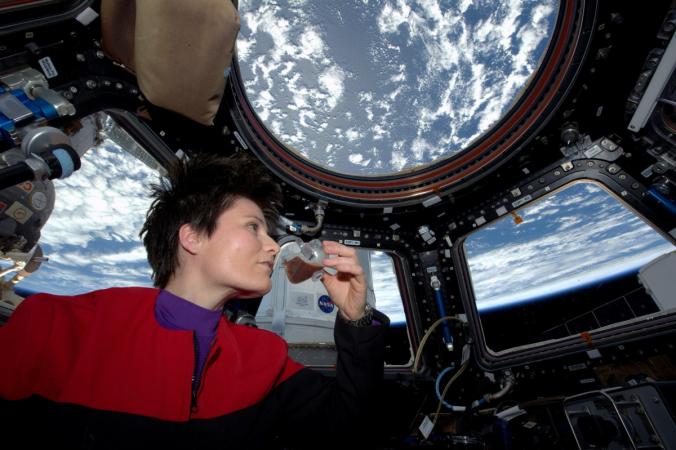 La astronauta Samantha Cristoforetti toma café en la Estación Espacial Internacional, 2017