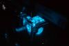 Objetivos y celda de Manu Forero: celda (azul) que contiene la muestra en un capilar de agar. Se observan los objetivos de iluminación y detección. Este último reconoce la fluorescencia emitida por la muestra. Construir microscopios.
